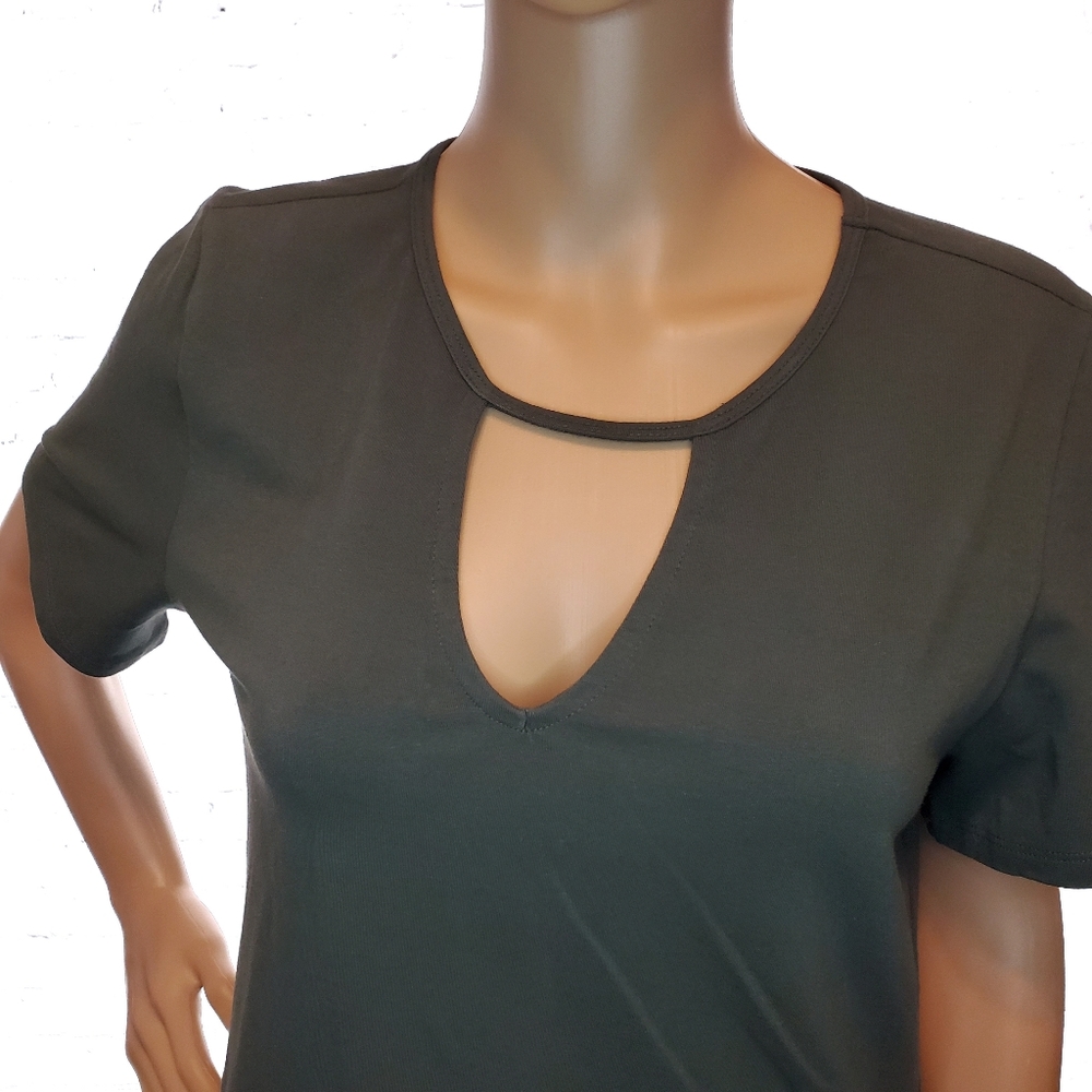 🎀3/$25Torrid NWT Olive Green Keyhole Neckline Tee